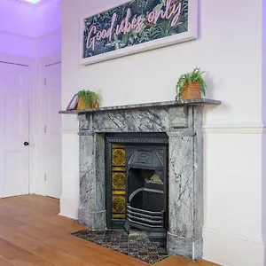 https://the-steam-house-3-bedroom-townhouse-in-by-mint-stays.tophotelsbath.com