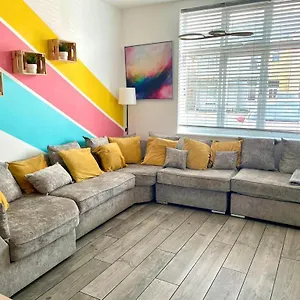https://massive-new-8-bedroom-house-sleeps-up-to-21-accepts.tophotelsbath.com