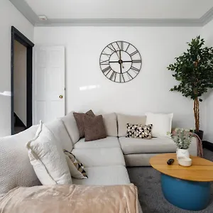 https://apt-spacious-three-bedroom-in-leeds.yorkshirehotels.net